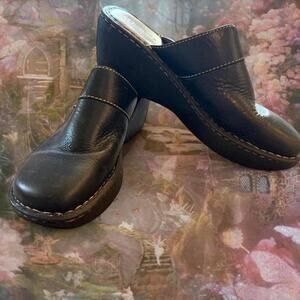 Black leather clogs with a